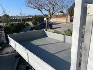 Benne basculante du Renault Master, ridelles aluminium ouvertes vues de côté, plateau vide