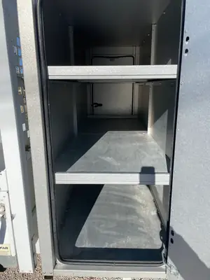 Coffre à outils aluminium verrouillable du Renault Master Benne, ouvert sur ses trois niveaux